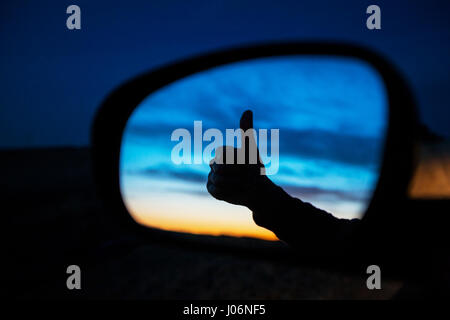 L'auto-stop silhouette en side car de nuit miroir Banque D'Images