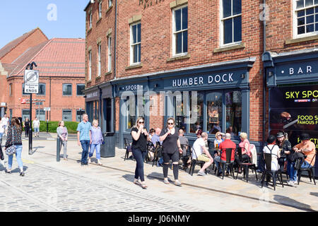 Kingston-upon-Hull, East Riding,Yorkshire,UK:les populations locales et touristiques profitez de la lumineuse temps chaud et ensoleillé au Royaume-uni 2017 Ville de culture. Banque D'Images