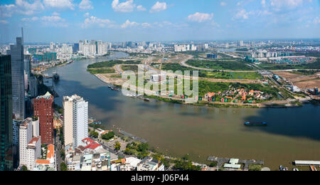 Paysage urbain panoramique horizontal sur les toits de Ho Chi Minh Ville au Vietnam. Banque D'Images