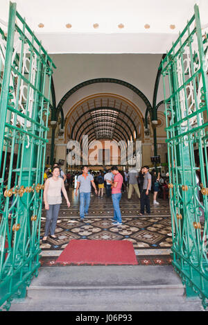 Vue intérieure verticale de Saigon Poste Centrale de Ho Chi Minh Ville, HCMC, Vietnam. Banque D'Images