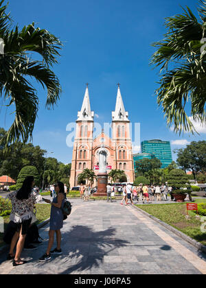 Vue verticale de la Cathédrale Notre Dame à Ho Chi Minh Ville, HCMC, Vietnam. Banque D'Images