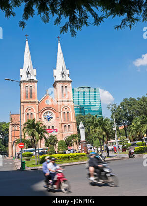 Vue verticale de la Cathédrale Notre Dame à Ho Chi Minh Ville, HCMC, Vietnam. Banque D'Images