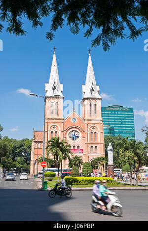 Vue verticale de la Cathédrale Notre Dame à Ho Chi Minh Ville, HCMC, Vietnam. Banque D'Images