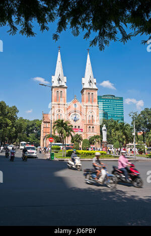 Vue verticale de la Cathédrale Notre Dame à Ho Chi Minh Ville, HCMC, Vietnam. Banque D'Images