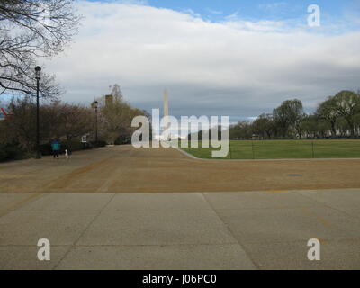 Washington Monument au loin, National Mall, Washington DC Banque D'Images