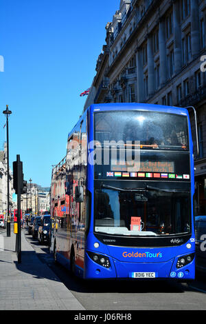 Golden Tours bus à toit ouvert à Londres, Royaume-Uni Banque D'Images