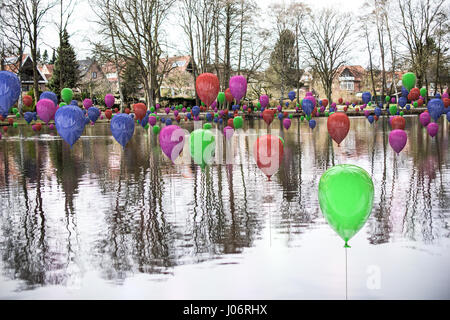 Composition du rendu 3D de ballons sur un lac Banque D'Images