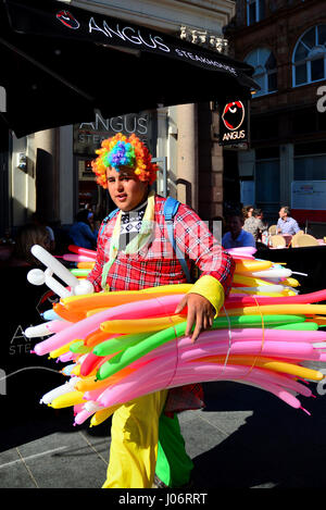 Clown avec de longs ballons pour rendre les animaux pour les enfants à Londres, Royaume-Uni Banque D'Images