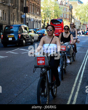 Les jeunes femmes équitation Borris bikes à Londres Banque D'Images