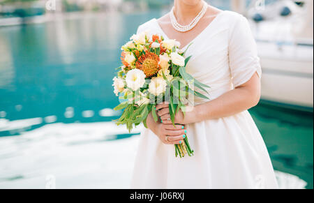 Bouquet de mariée mariage de Proteus, verdure italien , Lisianthus mauve dans les mains de la mariée. Mariage dans le Monténégro, de l'Adriatique. Banque D'Images