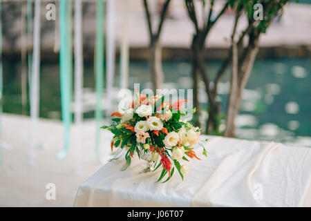 Bouquet de mariée mariage de Proteus, verdure italien , Lisianthus mauve sur une table. Mariage dans le Monténégro, de l'Adriatique. Banque D'Images