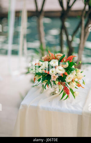 Bouquet de mariée mariage de Proteus, verdure italien , Lisianthus mauve sur une table. Mariage dans le Monténégro, de l'Adriatique. Banque D'Images
