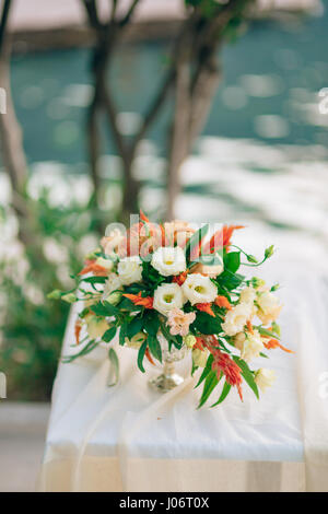 Bouquet de mariée mariage de Proteus, verdure italien , Lisianthus mauve sur une table. Mariage dans le Monténégro, de l'Adriatique. Banque D'Images