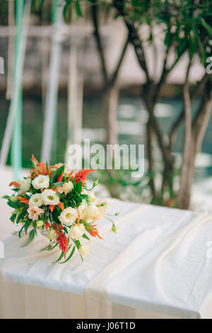 Bouquet de mariée mariage de Proteus, verdure italien , Lisianthus mauve sur une table. Mariage dans le Monténégro, de l'Adriatique. Banque D'Images