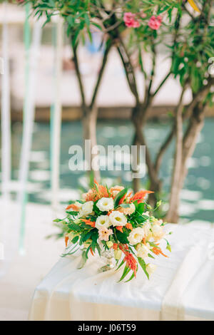 Bouquet de mariée mariage de Proteus, verdure italien , Lisianthus mauve sur une table. Mariage dans le Monténégro, de l'Adriatique. Banque D'Images