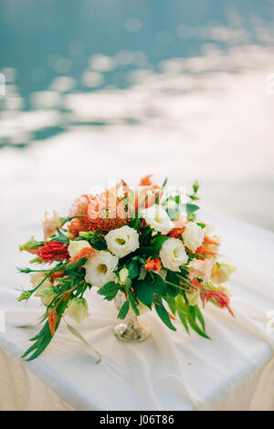 Bouquet de mariée mariage de Proteus, verdure italien , Lisianthus mauve sur une table. Mariage dans le Monténégro, de l'Adriatique. Banque D'Images