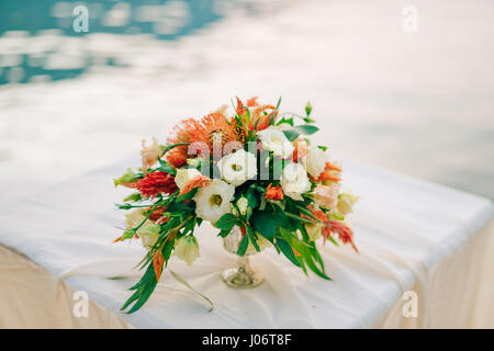 Bouquet de mariée mariage de Proteus, verdure italien , Lisianthus mauve sur une table. Mariage dans le Monténégro, de l'Adriatique. Banque D'Images