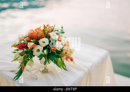 Bouquet de mariée mariage de Proteus, verdure italien , Lisianthus mauve sur une table. Mariage dans le Monténégro, de l'Adriatique. Banque D'Images