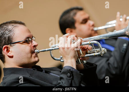 Les joueurs de trompette, Orchestre Symphonique de Porto Rico, Luis A. Ferre Centre des arts de la scène (Bellas Artes), San Juan, Puerto Rico Banque D'Images