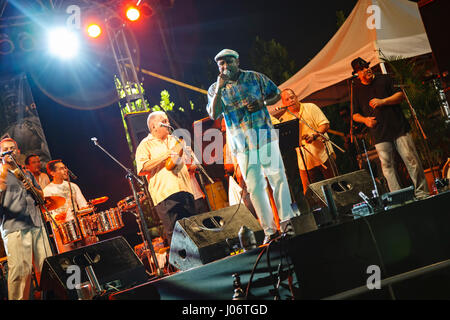 Groupe de salsa d'effectuer à fiesta patronales (saint patron fête), Carolina, Puerto Rico Banque D'Images