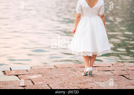 Bride retour à l'appareil photo Banque D'Images