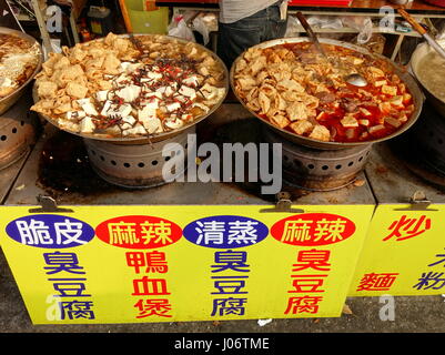 KAOHSIUNG, TAIWAN -- 15 octobre 2016 : une piscine food annonce pot chaud cuit avec du tofu, des gâteaux, du sang de canard et piment herbes médicinales chinoises. Banque D'Images