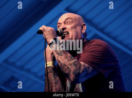 Thomas Mensforth Mensi effectuant avec British punk de l'Angelic Upstarts à Pinkfest 2017, les salles des machines Southampton UK Banque D'Images