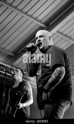 Thomas Mensforth Mensi effectuant avec British punk de l'Angelic Upstarts à Pinkfest 2017, les salles des machines Southampton UK Banque D'Images