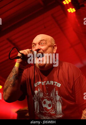 Thomas Mensforth Mensi effectuant avec British punk de l'Angelic Upstarts à Pinkfest 2017, les salles des machines Southampton UK Banque D'Images