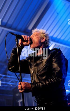 Colin Abrahall avec le chanteur du groupe punk britannique à Punkfest GBH 2017 à la Salles des machines, de Southampton, UK Banque D'Images