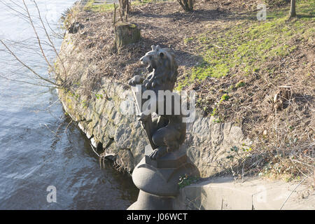 Statue de lion dans un lac Banque D'Images