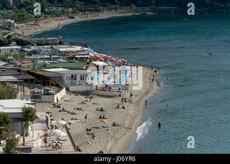 Portrait de touristes sur la plage, à Forio, l'île de Ischia, Campanie, Italie Banque D'Images