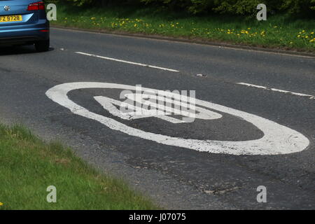 Voiture roulant passé 40mph vitesse limite peint sur le seul transport route Newtownabbey UK Banque D'Images