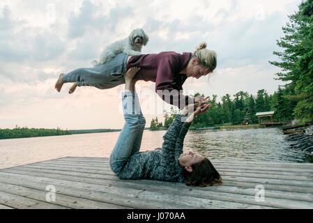 Mère et fille de levage chiot avec les jambes sur la promenade, le lac des Bois, Ontario, Canada Banque D'Images