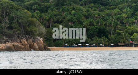 Vue panoramique sur les parasols de plage tropicale, Yelapa, Jalisco, Mexique Banque D'Images