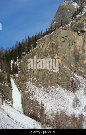 Cascade de glace en hiver dans les montagnes Banque D'Images