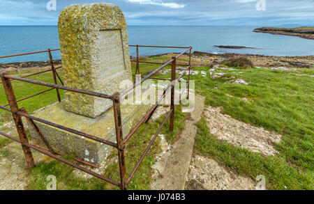 Monument à l'épave de la Charte royale le long du sentier du littoral au nord de Llangefni sur Anglesey Banque D'Images