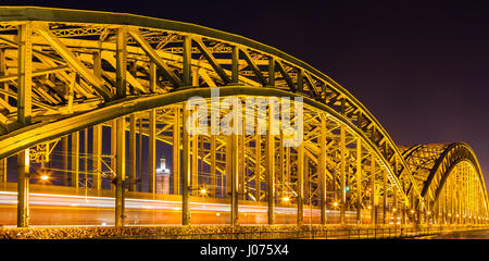 Le pont Hohenzollern de nuit en Allemagne Banque D'Images