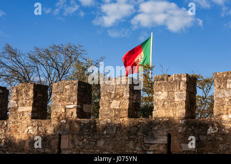 Le pavillon portugais vole au-dessus des remparts de la Castelo do São Jorge, Lisbonne, Portugal Banque D'Images