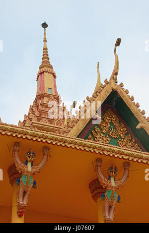 Temple bouddhiste et les figures peintes, Koh l'Oknha Tey Island, au Cambodge Banque D'Images