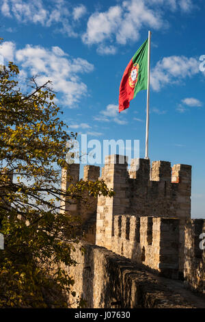 Le pavillon portugais vole au-dessus des remparts de la Castelo do São Jorge, Lisbonne, Portugal Banque D'Images