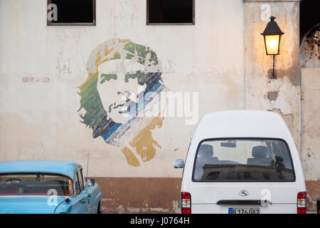 Che Guevara graffiti sur le côté d'un immeuble le long du Malecon dans la Vieille Havane, Cuba. Banque D'Images