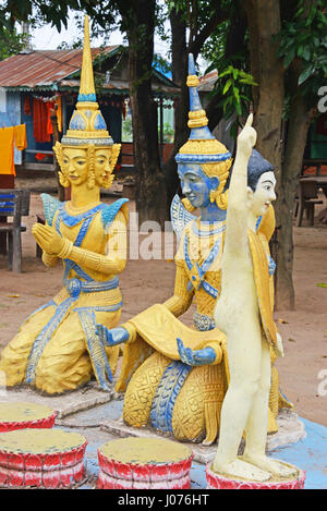 Temple bouddhiste et les figures peintes, Koh l'Oknha Tey Island, au Cambodge Banque D'Images