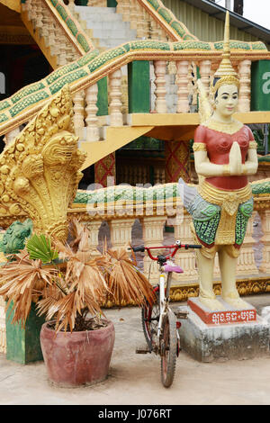 Temple bouddhiste et les figures peintes, Koh l'Oknha Tey Island, au Cambodge Banque D'Images