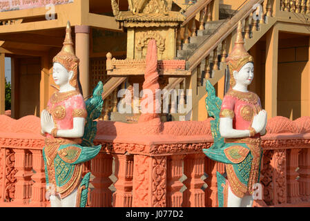 Temple bouddhiste et les figures peintes, Koh l'Oknha Tey Island, au Cambodge Banque D'Images