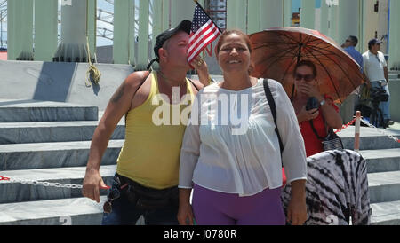 Professionnels cubains en face de l'ambassade des Etats-Unis après la levée du drapeau Banque D'Images