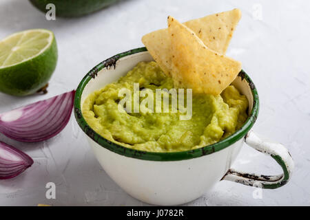 Guacamole traditionnel mexicain rustique en mug blanc Banque D'Images