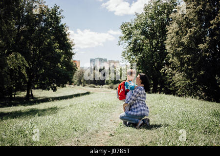 Mother hugging son fils et dire au revoir à lui sur le chemin de l'école Banque D'Images