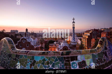 Lever du soleil sur la terrasse du Parc Guell à Barcelone Espagne Europe Banque D'Images