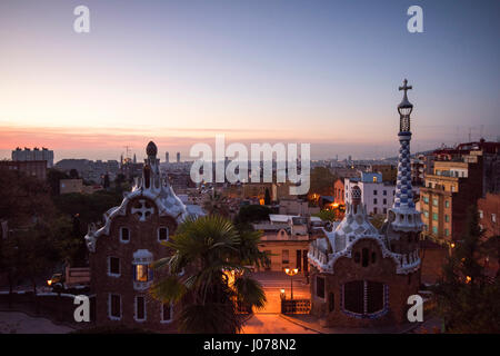 Lever du soleil sur la terrasse du Parc Guell à Barcelone Espagne Europe Banque D'Images